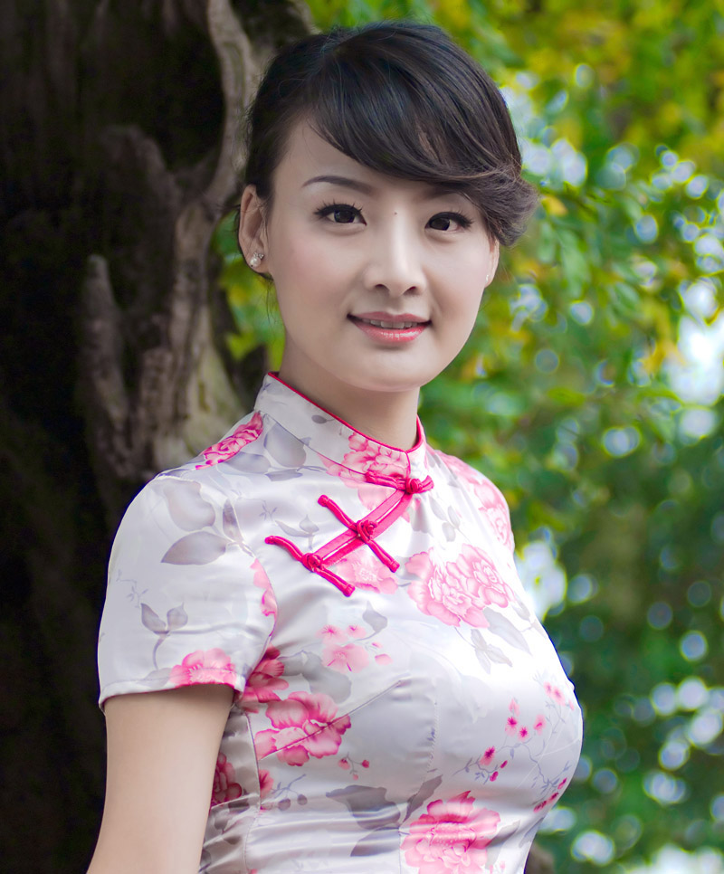 摸乳房